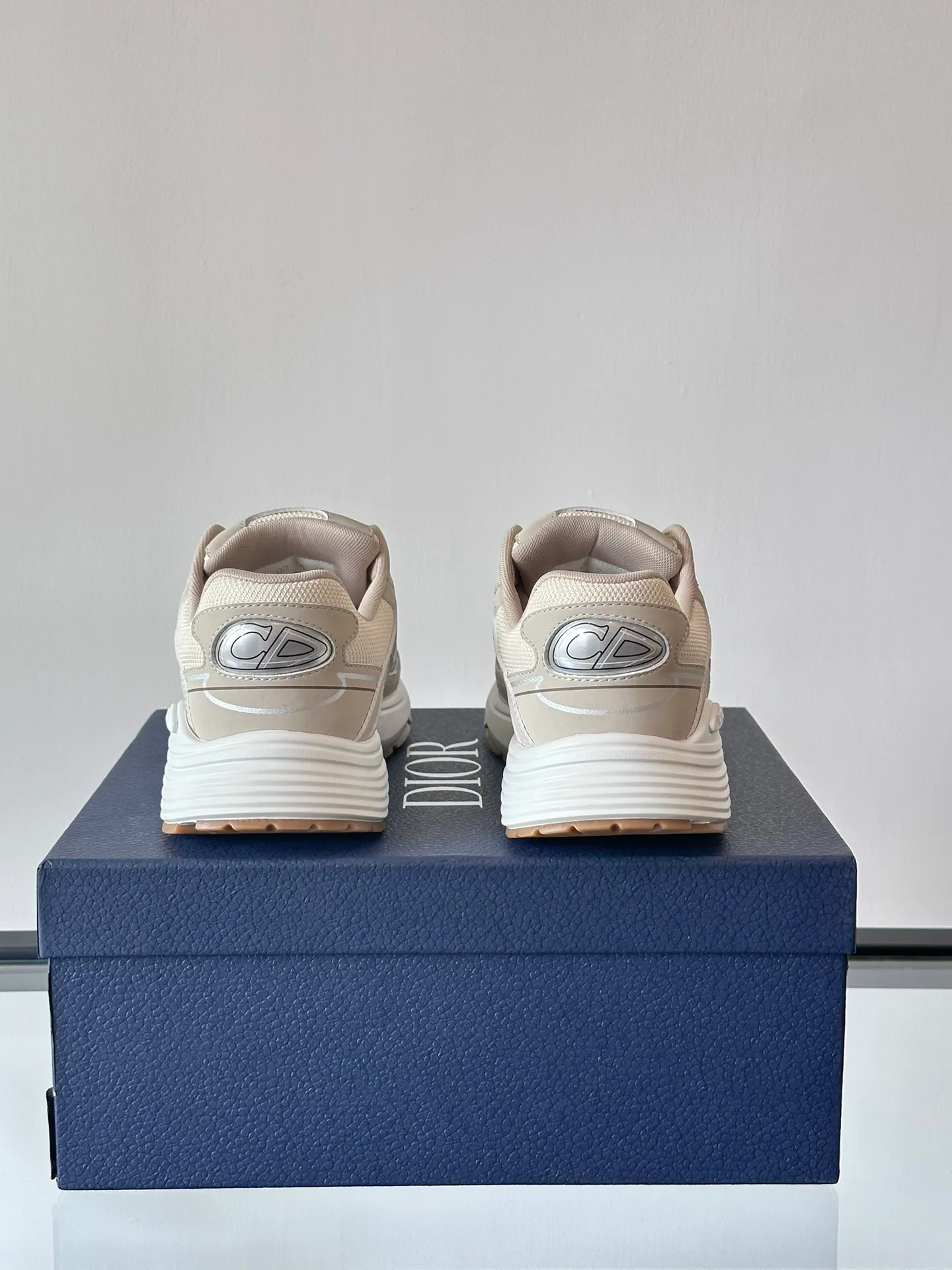 Men's Men's Shoes 💰p440 "Dio*" Dior B30 series sports shoes, multi-color mesh fabric and multi-color technical fabrics, this season's new B30 low-top sports shoes are one of the flagship styles of the series. Crafted from multicolor mesh and technical fabrics, it's finished with a reflective "CD30" graphic and silver-toned "DIOR B30" and "CD30" logos on the heel and tongue. An extra-light, sculpted rubber sole with signature accents adds style, while internal stretch details create ideal comfort. It can be matched with various casual styles to show a fashionable and modern sports style. Size: 38-44 (45-46 customized)